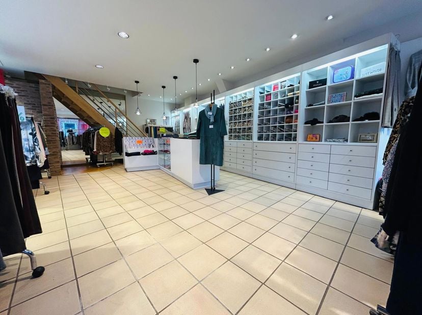 Surface commerciale avec habitation à louer !&lt;br /&gt;
La surface commerciale de 50m² offre une lumière naturelle et un éclairage parfait pour mettre en