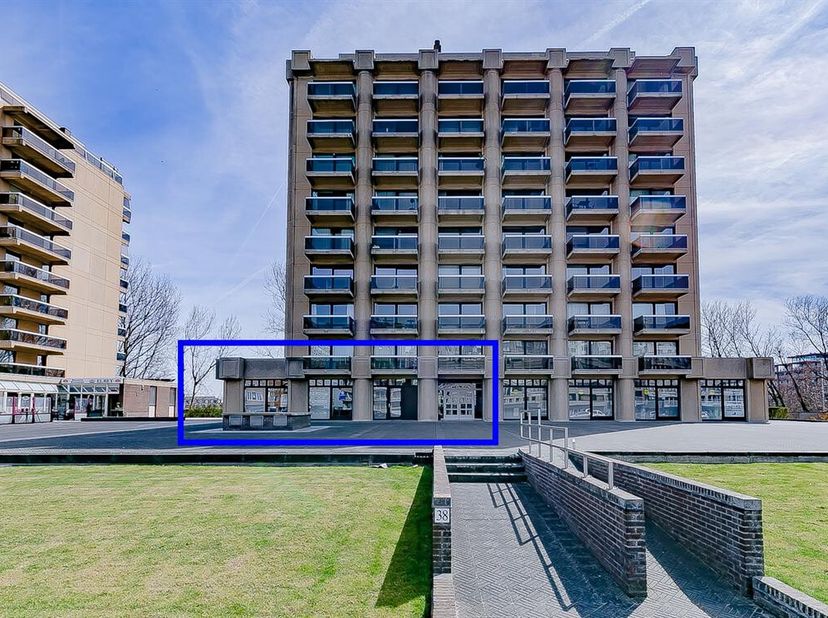 Ruim handelspand op een uiterst commerciële ligging.&lt;br /&gt;
Dit zeer goed onderhouden handelspand, nu uitgebaat als kantoorruimte (100 m²), met afzonde