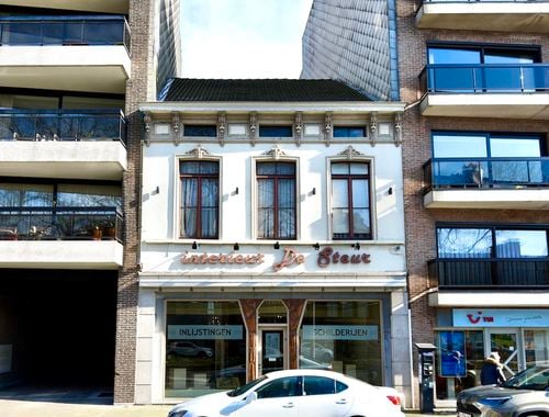                                         Bien commercial avec habitation à vendre à Eeklo, € 329.000
