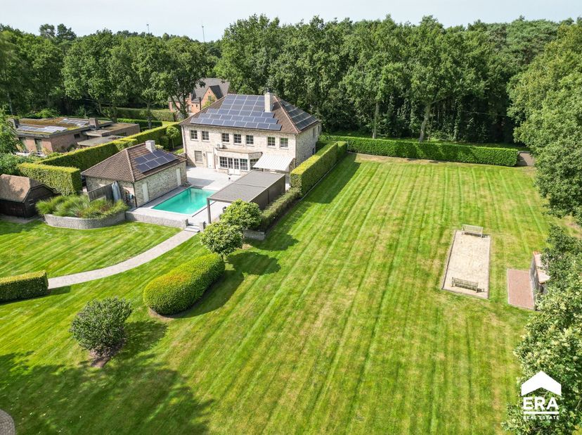 Villa idyllique avec terrain constructible Villa entièrement rénovée avec piscine, nouvelle pergola, double garage et jardin entièrement paysagé, situ