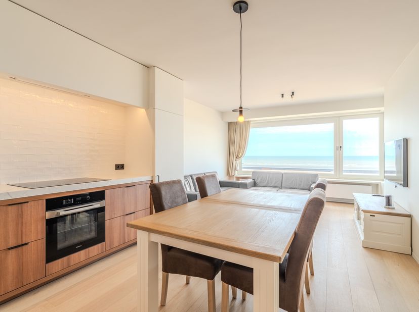 Prachtig doorloop appartement met drie slaapkamers te koop in de residentie Yperlee gelegen te Nieuwpoort, Zeedijk 18. Dit uniek appartement werd voll