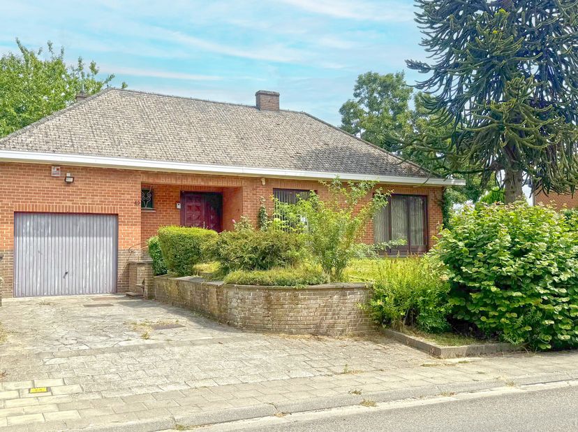 REF- 910 - LA HESTRE -7170 - Plain-Pied à Moderniser-  Hall, Spacieux et lumineux séjour, Cuisine semi équipée, hall de nuit, Salle de Bains, 2 Chambr