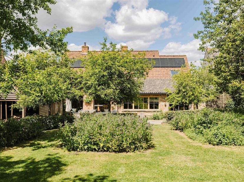 SAINT-SAUVEUR - Vous êtes à la recherche d&#039;une maison rurale avec une vue magnifique? &lt;br /&gt;
Cette opportunité est peut-être pour vous.&lt;br /&gt;
Les cara