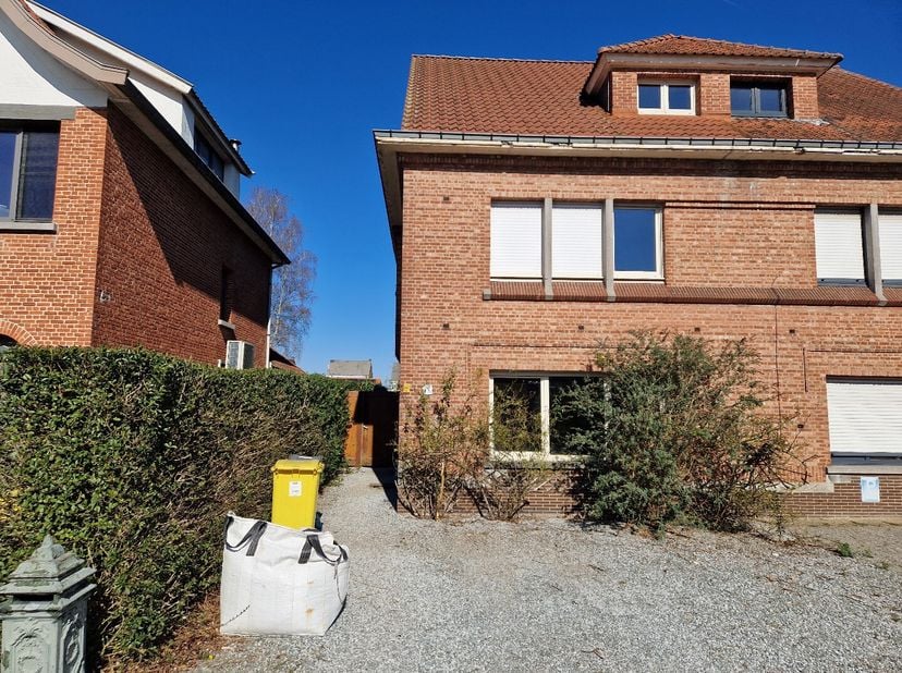 Deze standaard half open bebouwing in Wespelaar wacht op jouw creatieve ideeën! De woning is ideaal voor wie op zoek is naar ruimte en veel kamers. Me