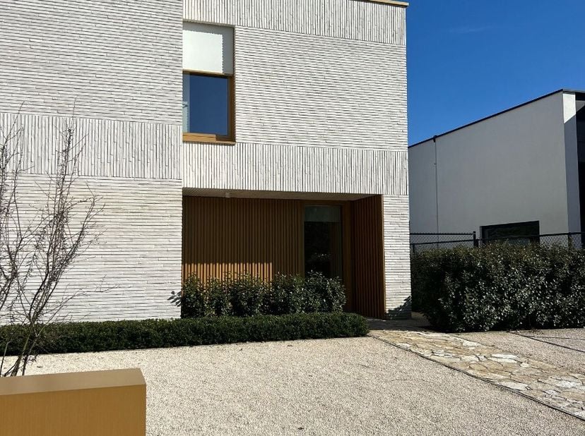 Luxe nieuwbouwwoning in Leopoldsburg:Oplevering nieuwbouw 2025 (halfopen)3 slaapkamersLuxe afwerkingRustig gelegenTuin met vrij zichtOnmiddellijk vrij
