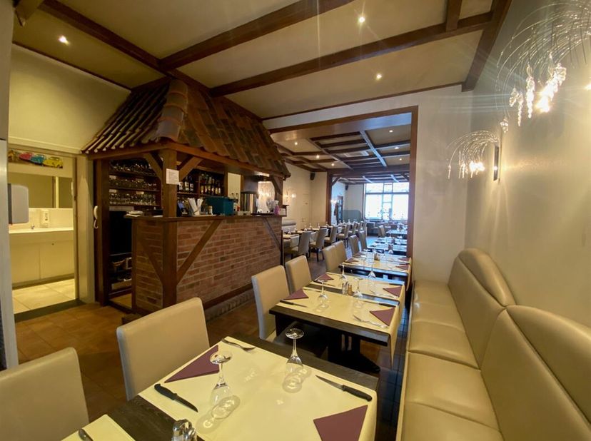 Surface commerciale/restaurant de renommée, en parfait état d&#039;entretien, permettant la réception de 58 places assises en intérieur et 50 en extérieur.
