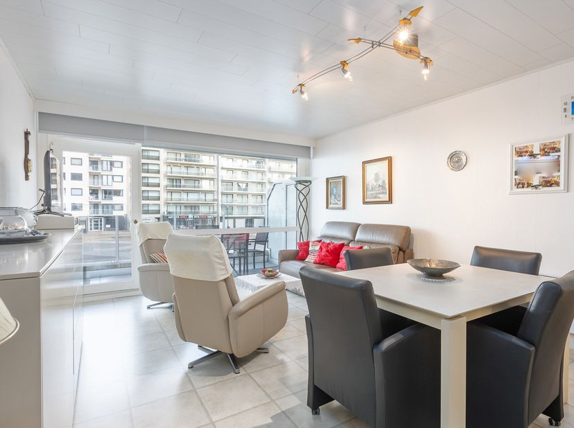 Résidence WESTEND PALACE AB : au 1er étage sur la digue avec vue sur la mer, bel appartement meublé, comprenant: un hall d&#039;entrée avec vestiaire et to