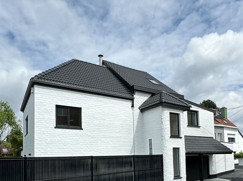 Ontdek deze prachtige woning in Drogenbos, aan de rand van Beersel, waar comfort en moderniteit samenkomen op een enorme oppervlakte van 396 m² (EPC)