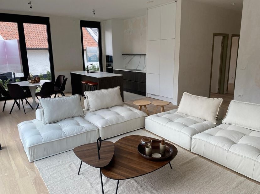 Dit ruim doorzonappartement op het gelijkvloers beschikt over een gezellige leefruimte, open keuken, 3 slaapkamers met bijhorende badkamers, afzonderl