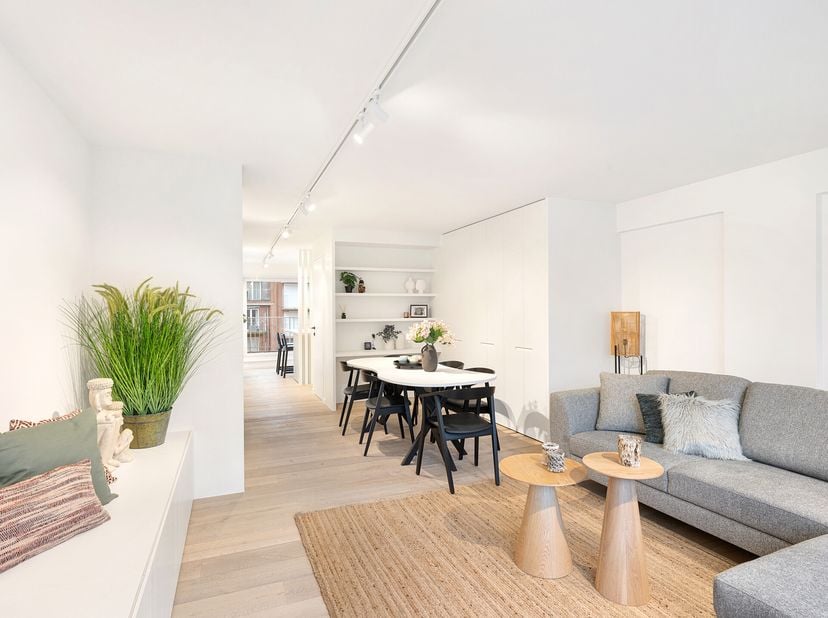 Mooi vernieuwd duplex-appartement met 3 slaapkamers en zonneterrassen op een centrale loctaie in de Leopoldlaan te Knokke. Het appartement ligt op 350