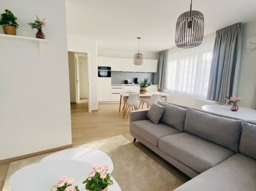 Rentmore a le plaisir de proposer à la location ce bel appartement moderne et confortable à Square Conscience. L&#039;emplacement est idyllique.  Il se com