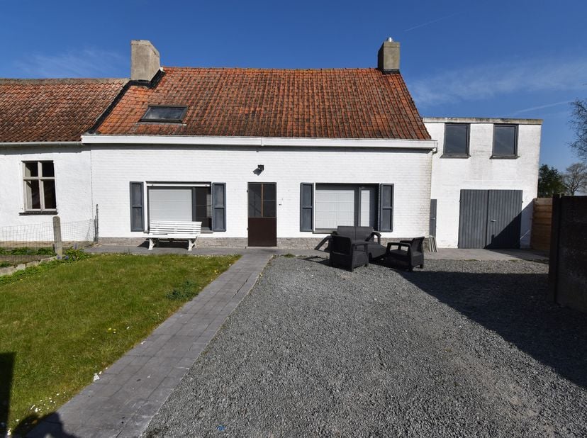 Dichtbij het centrum van Ruiselede en op wandelafstand van winkels, supermarkten, restaurants, scholen kunt u deze te renoveren woning met garage teru