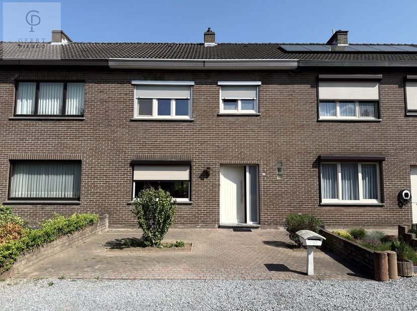 Van zodra we deze woonst betreden komen we terecht in de inkomhal met gastentoilet.&lt;br /&gt;
Via de deur aan onze linkerzijde betreden we de gezellige zi