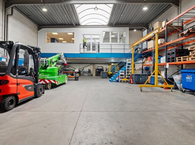 Dit eigendom aan de Zagerijstraat te Zandhoven combineert een ruime magazijnruimte met comfortabele kantoorvoorzieningen op een goed bereikbare locati