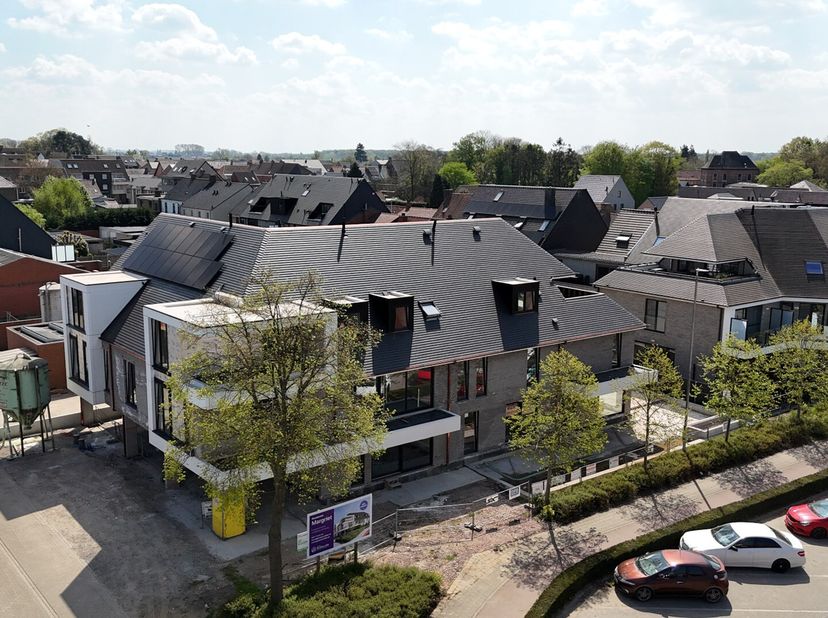 Dit mooie nieuwbouwproject bestaat uit 9 appartementen, verdeeld over drie verdiepen. Op de ondergrondse verdieping wordt er per appartement een indiv