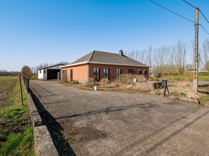 Op te frissen woning met loods op een perceel van 3480 m², landelijk gelegen te Koningshooikt bij Lier.&lt;br /&gt;
Deze solide woning werd in 1978 gebouwd
