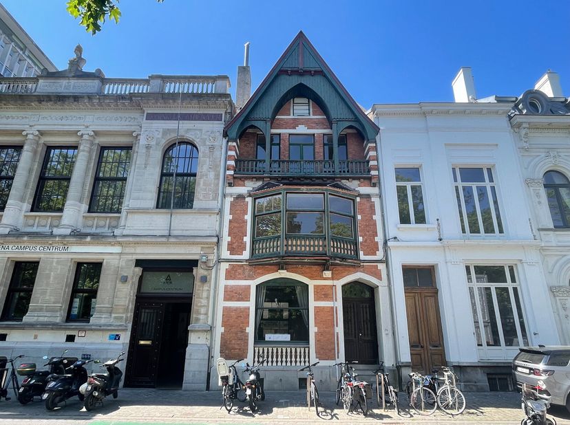 Voor meer informatie contacteer Daan Seys, 0491/06.97.30Dit buitengewone herenhuis is gelegen in Oostende, op een uiterst gunstige locatie aan het Leo