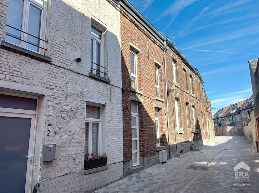 ERA WELCHOME est heureux de vous présenter cette maison idéalement située au cur de Soignies. Idéale tant pour un premier achat que pour un investisse
