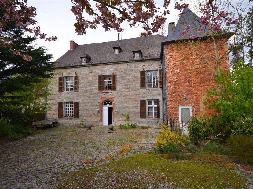 Manoir &quot; TROMCOURT&quot; du 17ème siècle disposant d&#039;un vaste terrain d&#039;approximativement 1 hectare 40 ares ( sous réserve de mesurage). Cette demeure de c