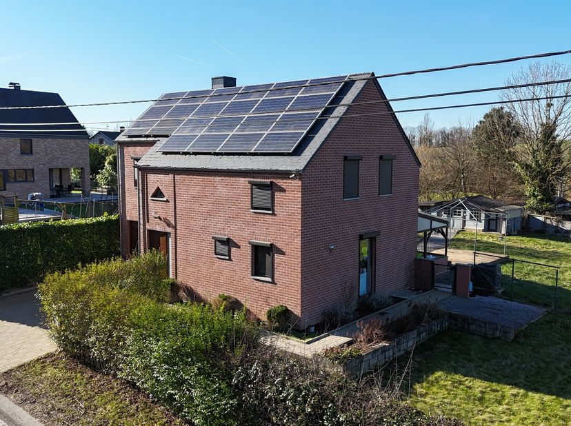 REZ DE CHAUSSEE de ± 78m²&lt;br /&gt;
- Hall d&#039;entrée de ± 11m² sur carrelage avec wc indépendant,&lt;br /&gt;
- Séjour de ± 30 m² sur carrelage,&lt;br /&gt;
- Cuisine