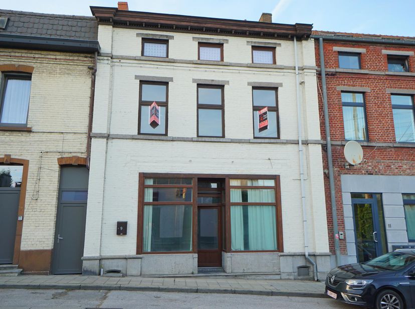 L&#039;Objectif Immobilier vous propose cette maison de commerce et d&#039;habitation, située à Roux et proche de toutes commodités.&lt;br /&gt;
D&#039;une superficie habi
