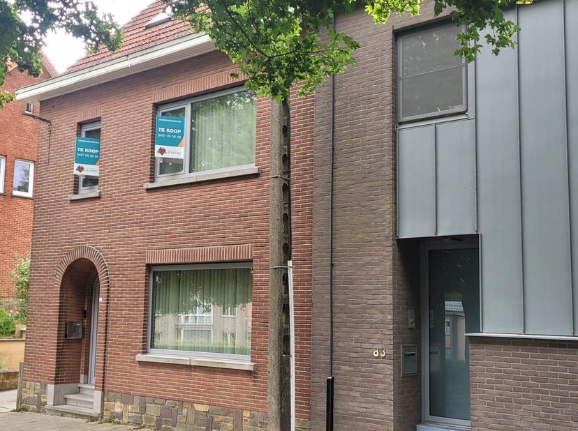 Uiterst gunstig gelegen halfopen bebouwing met 3 slaapkamers, 2 badkamers, een mooie tuin met cosy terras en een kelder. Deze solide en instapklare wo