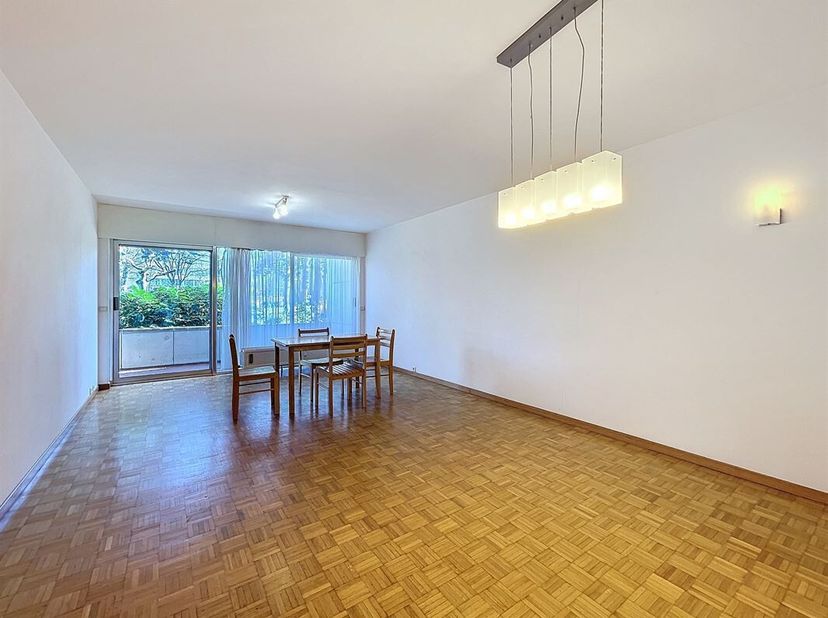 Quartier Cimetière d&#039;Evere - Mooi appartement met 2 slaapkamers +/-&lt;br /&gt;
Begane grond/9 verdieping :&lt;br /&gt;
Inkomhal met vestiaire, woonkamer +/-30m²,