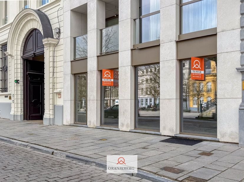 Schitterend casco handelspand- of kantoorruimte op een van de meest prestigieuze locaties in de stad, de Kouter! Nog naar eigen smaak in te richten. S