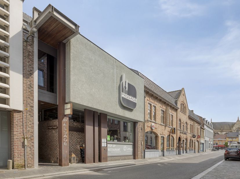 Op een perceel van 990 m² staat dit veelzijdige gebouw met moderne, industriële look te koop. Momenteel wordt dit pand uitgebaat als een restaurant ma
