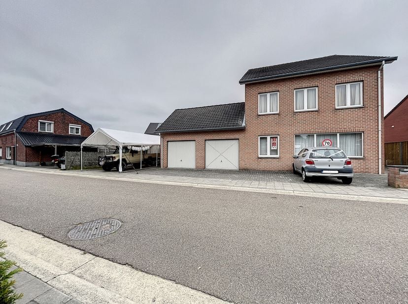 Investeringspand bestaande uit 2 appartementen, elk voorzien van aparte ingang.&lt;br /&gt;
Zeer gunstig gelegen, op steenworp van het centrum van (Neer)Pel