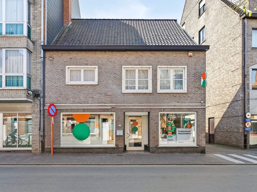 Vous recherchez un investissement intéressant dans le centre d&#039;Aalter? Cette maison de commerce bien entretenue est la combinaison parfaite d&#039;un espac