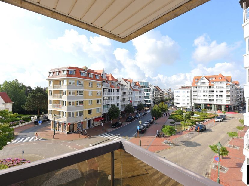 Ce magnifique appartement rénové avec 2 chambres est situé au cur du Zoute, lun des quartiers les plus exclusifs de Knokke. Avec une localisation uniq