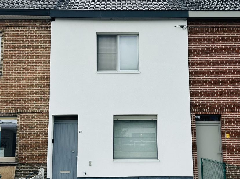 De woning beschikt over een oprit en voldoende parkeergelegenheid in de straat. Dankzij de groene parallelweg is het rustig wonen aan de steenweg. &lt;br