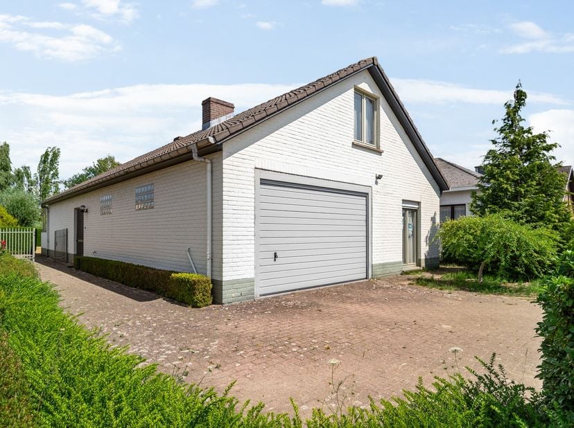 U betreedt de woning via de inkomhal, die toegang biedt tot de lichtrijke leefruimte met aangrenzende keuken.&lt;br /&gt;
&lt;br /&gt;
Vanuit de nachthal bereikt