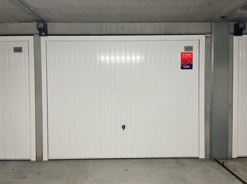 FRANSLAAN GARAGE 1078 - Garage box fermé dans la Franslaan - Situé niveau -1 du complexe - Portail basculant automatique - Dimensions garage: 2,88 x 5