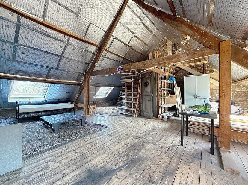 Dit eigendom, momenteel te koop, biedt een uitstekende investeringskans in de historische stad Brugge. De locatie in de Boeveriestraat, vlak bij de Sm
