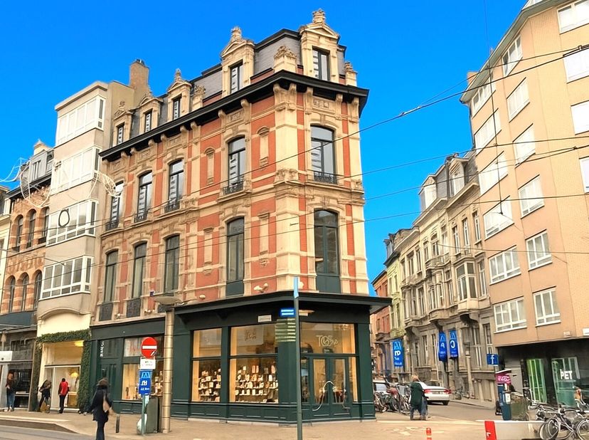 120m² kantoorruimte op 1e verdieping van prachtig historisch pand&lt;br /&gt;
Ligging: op wandelafstand van het historisch centrum en openbaar vervoer, vlak