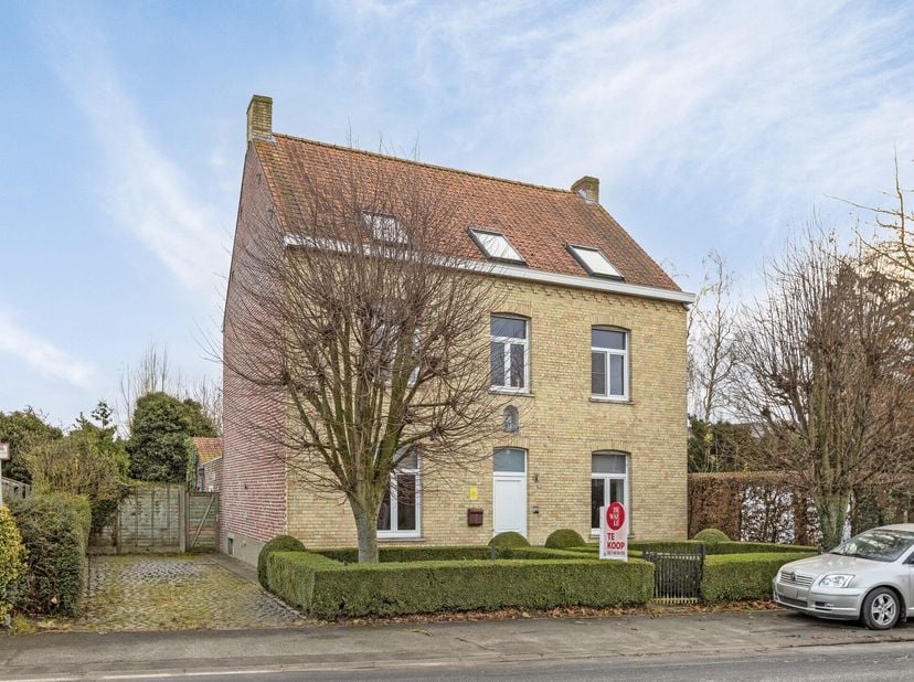 Dit ruime huis te koop in het pittoreske Roesbrugge biedt tal van mogelijkheden en is ideaal als gezinswoning. Het huis is met zorg onderhouden en com