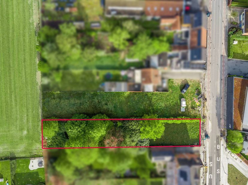 Op de Rijksweg in Sint-Baafs-Vijve (Wielsbeke) vinden we dit prachtig gelegen stuk bouwgrond met een totale grondoppervlakte van ca. 1.220 m² met prac