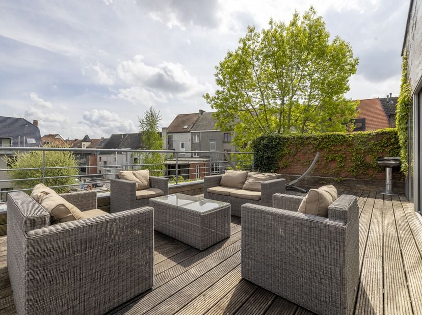 Dit appartement is gelegen op een toplocatie in het populaire Ledeberg. De nabijheid van openbaar vervoer, het treinstation Gent-Sint-Pieters, autosne