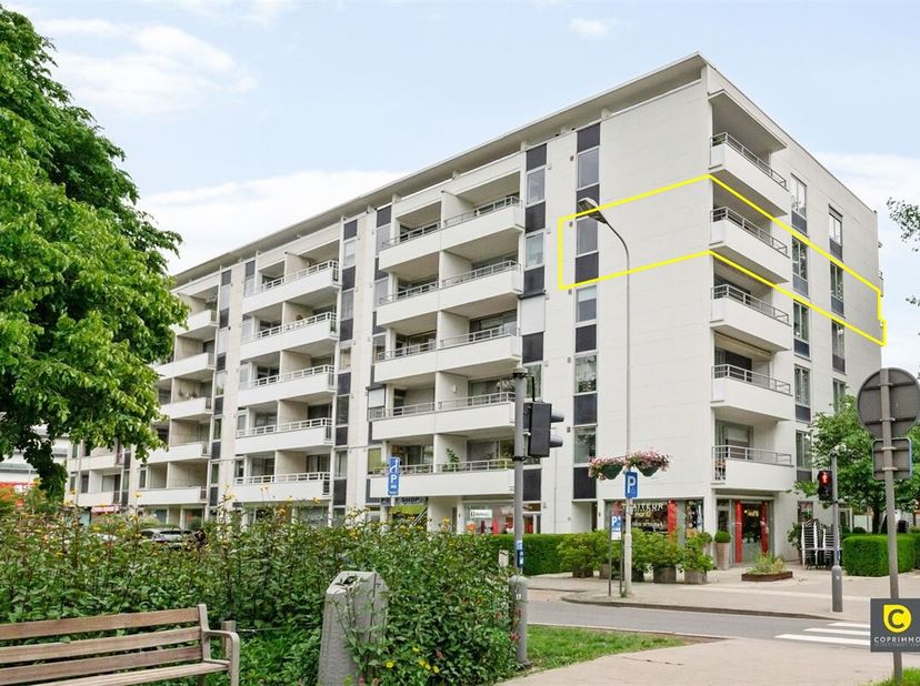 IN OPTIE! Dit lichtrijk hoek-appartement is gelegen op de 4e verdieping van een kleinschalig en goed onderhouden gebouw. Op deze toplocatie zijn winke