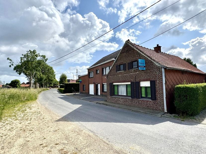PRACHTIG gelegen af te breken huis - UNIEK OPEN ZICHT, en TOPGELEGEN in het mooie Sint-Denijs. Unieke kans voor wie een betaalbare bouwgrond zoekt. Bo