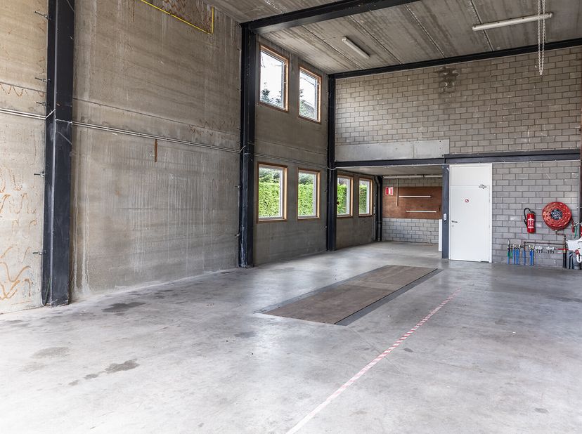 Ce bâtiment commercial de caractère datant de 2008, avec entrepôt, bureaux et appartement, est situé dans la zone industrielle de «Nieuwendorpe». Grâc