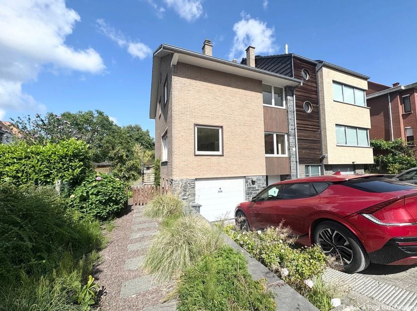 KRAAINEM  gelegen in een rustige residentiële wijk, dicht bij de hoofdwegen en het openbaar vervoer. Charmante 3-gevelWONING (3slk/1badk) van ±205m² m