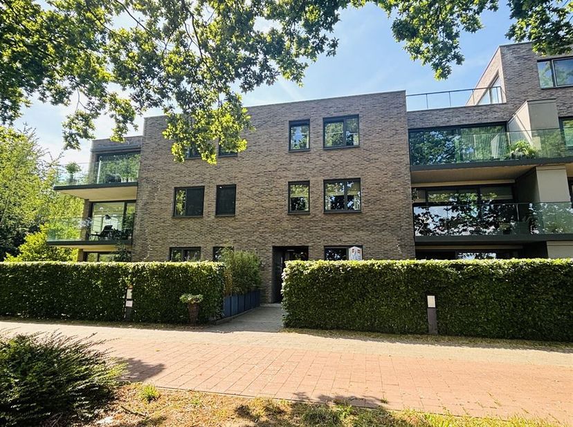 Gelijkvloers appartement (1 slaapkamer) met een mooie tuin, gelegen net buiten het centrum van Wijnegem en nabij het Wijnegem Shopping center. Dit app