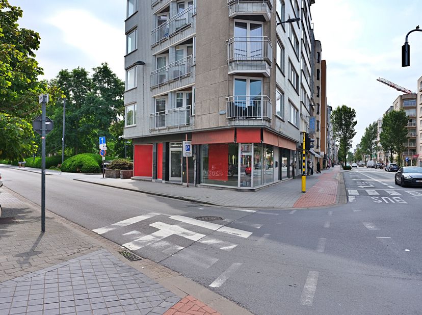 Espace commercial moderne à vendre dans un emplacement privilégié à Ostende.&lt;br /&gt;
Cette propriété d&#039;angle située le long de la très animée Torhoutses