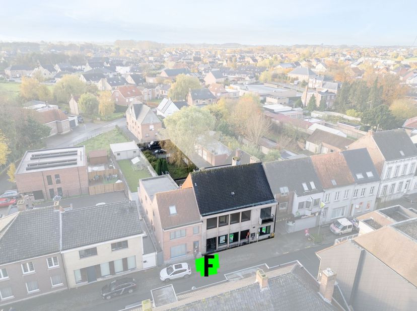 Gelegen in het centrum van Wingene, vinden we dit handelshuis terug op een perceel van 526 m², bestaande uit een kantoor van 220 m² op het gelijkvloer