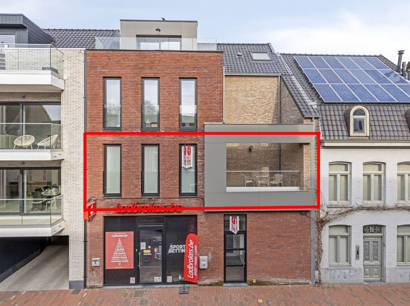 Dit appartement, gebouwd in 2018, is perfect instapklaar (volledig geschilderd) en door de vele ingebouwde kasten is er voldoende bergruimte, waardoor