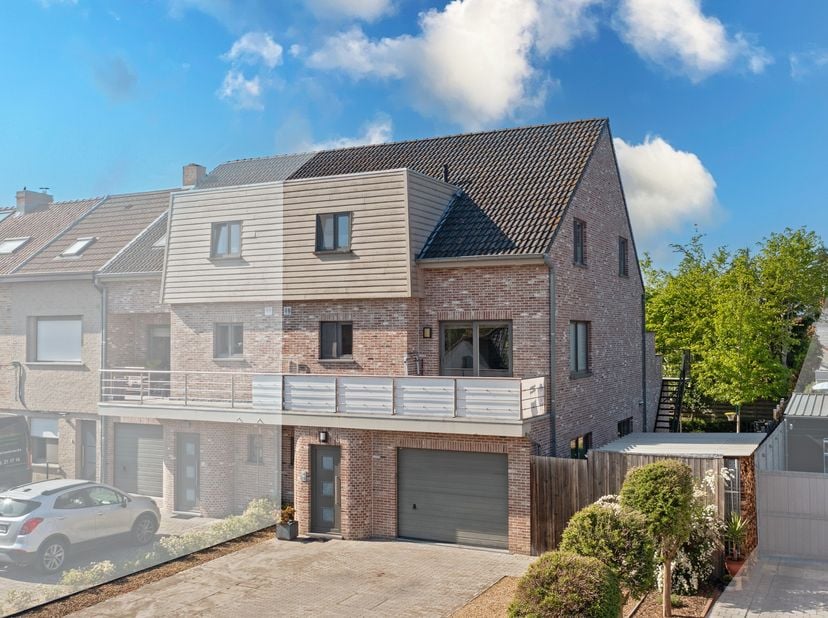 Deze ruime en instapklare gezinswoning met polyvalente praktijkruimte is ideaal voor wie wonen en werken wil combineren!&lt;br /&gt;
 &lt;br /&gt;
&lt;br /&gt;
	-Profes