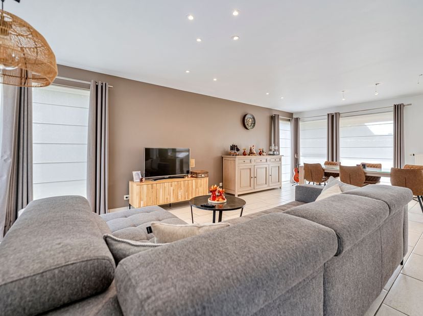 Alleenstaande, lichtrijke woning met 3 slaapkamers en een unieke leefruimte zoekt nieuwe eigenaars in de rustige Bloemenwijk van Menen!&lt;br /&gt;
Deze won